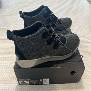 Sorel women’s Out n About III, like new size 10.